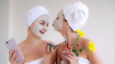 Güzeller güzeli kadın, sağlık merkezindeki profesyonel dermatologdan yüz temizleme tedavisi görüyor. Yaşlanma önleyici, yüz bakımı ve lüks yaşam tarzı konsepti.