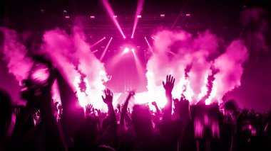 Mutlu insanlar gece kulübü DJ parti konserinde dans eder ve sahnede DJ 'den elektronik dans müziği dinlerler. Siluet dolu neşeli kalabalık 2020 yılbaşı partisini kutluyor. İnsanların yaşam tarzı DJ gece hayatı.