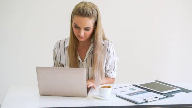 Modern ofiste çalışan sarışın bir iş kadını. İş konsepti.