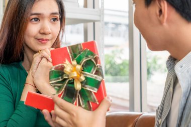 Mutlu çift yıldönümünü kutlamak için hediye veriyor. Evlilik yaşam tarzı, aşk ve ilişki kavramı.