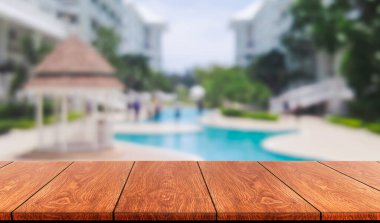 Ürün görüntülemek için masada boş kopya alanı ile yaz sahil beldesinde kahverengi ahşap tablo mockup. Seyahat tatil konsepti.