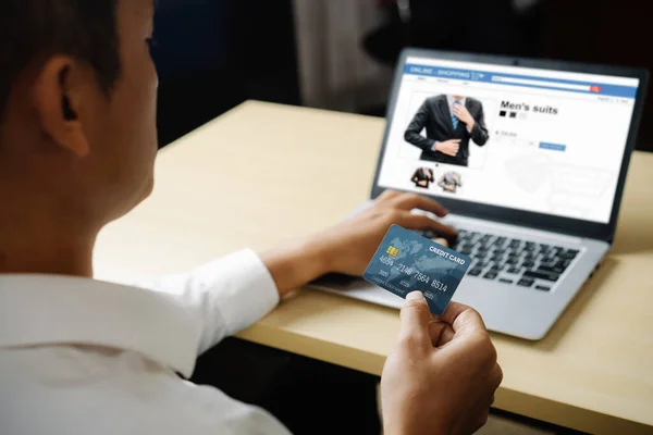 Hombre Joven Utilizar Tarjeta Crédito Para Pago Compras Línea Aplicación — Foto de Stock