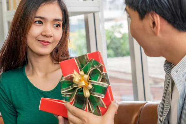 Feliz Pareja Dando Regalo Para Celebrar Aniversario Matrimonio Estilo Vida — Foto de Stock