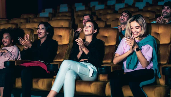 Pessoas Assistem Cinema Cinema Grupo Atividade Recreação Conceito Entretenimento — Fotografia de Stock