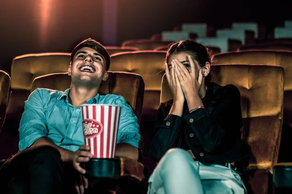 Couple Caucasiens Regardent Film Thriller Cinéma Les Yeux Fermés Tournent — Photo