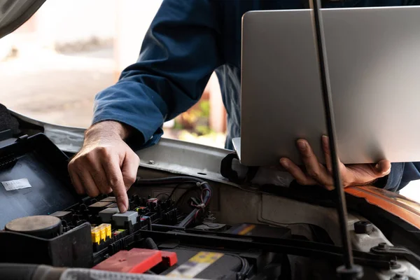 Mecânico Profissional Fornecendo Serviço Reparação Manutenção Automóveis Garagem Automóvel Conceito — Fotografia de Stock