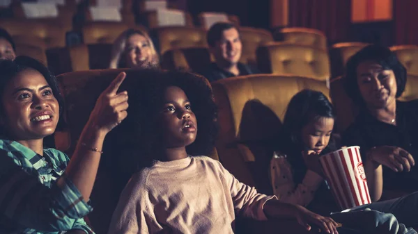 Les Gens Regardent Des Films Cinéma Activité Récréative Groupe Concept — Photo