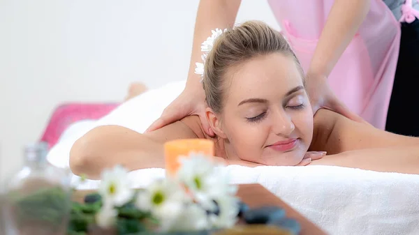 Entspannte Frau Bekommt Rückenmassage Luxus Wellness Mit Professioneller Massagetherapeutin Wellness — Stockfoto