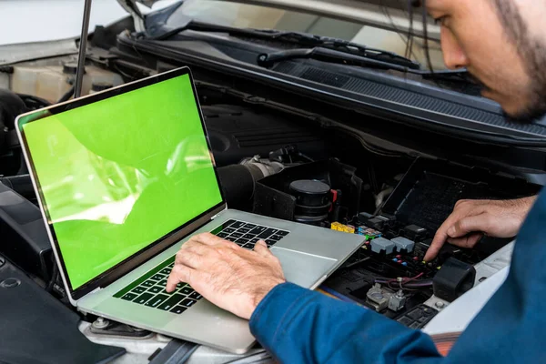 Meccanico Professionista Che Fornisce Servizio Riparazione Manutenzione Auto Garage Auto — Foto Stock