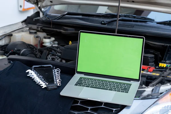 Computer Portatile Sul Cofano Dell Automobile Diagnostica Del Motore Auto — Foto Stock