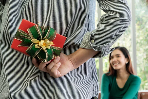 Feliz Pareja Dando Regalo Para Celebrar Aniversario Matrimonio Estilo Vida — Foto de Stock