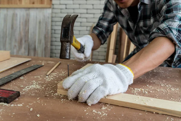 建設材料や木製の家具を生産するためにワークショップで木工に取り組んで大工 若いアジアの大工は作るための専門的な用具を使用する Diyメーカーと大工仕事のコンセプト — ストック写真