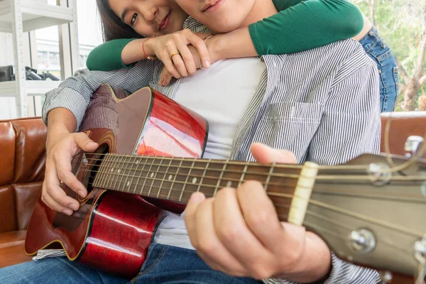 Jovem Casal Asiático Toca Guitarra Canta Música Sala Estar Casa — Fotografia de Stock