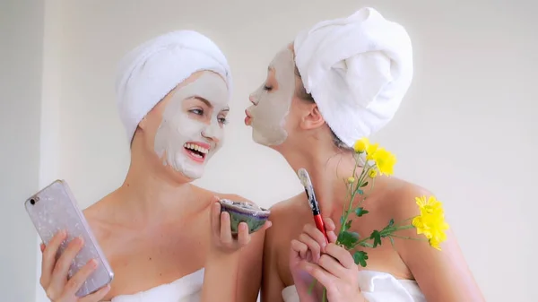 Mooie Vrouw Met Een Gezichtsverzorging Cosmetische Scrub Behandeling Van Professionele — Stockfoto