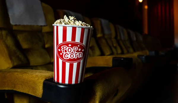 Una Fila Asiento Amarillo Con Palomitas Maíz Silla Cine — Foto de Stock