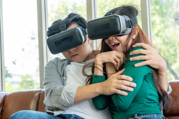 Gelukkig Stel Kijken Naar Video Virtual Reality Headset Woonkamer Thuis — Stockfoto