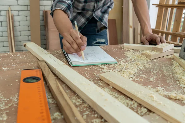 Timmerman Die Werkplaats Aan Houtbewerking Werkt Bouwmateriaal Houten Meubels Produceren — Stockfoto