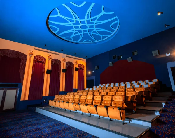 シネマトグラフ プロジェクターで映画館のプレミアに座るための観客のためのシート行と大規模な映画館の劇場のインテリア 映画館は映画鑑賞の贅沢感のために古典的に装飾されています — ストック写真