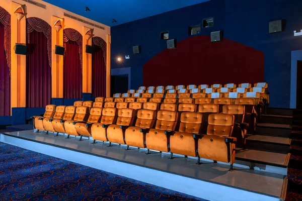 Großer Kinosaal Innenraum Mit Sitzreihen Für Das Publikum Zur Kinopremiere — Stockfoto