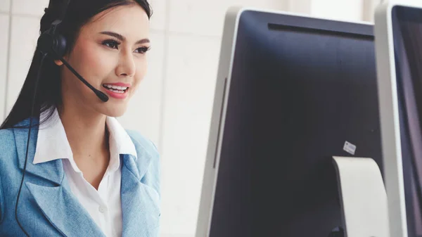 Agente Atención Cliente Centro Llamadas Con Auriculares Funciona Computadora Escritorio — Foto de Stock