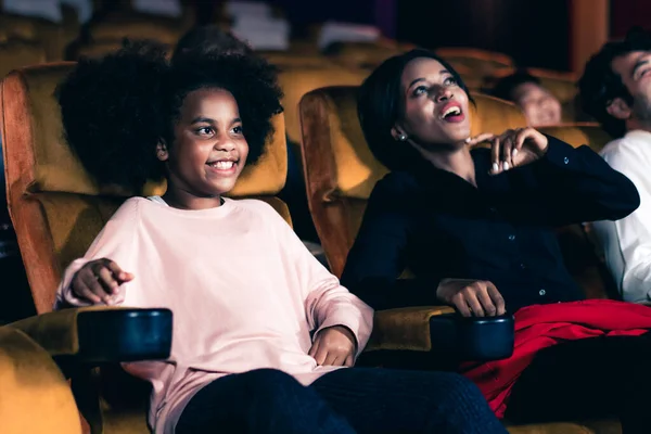 Pubblico Piace Guardare Film Teatro Attività Ricreative Gruppo Concetto Intrattenimento — Foto Stock