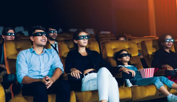 Grupa Ludzi Ogląda Film Okularach Kinie Zainteresowaniem Patrząc Ekran Ekscytujące — Zdjęcie stockowe