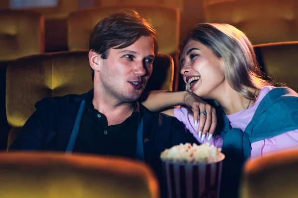 Amante Caucasiano Gostando Assistir Filme Comer Pipocas Juntos Cinema — Fotografia de Stock