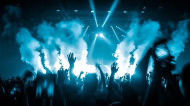 Mutlu insanlar gece kulübü DJ parti konserinde dans eder ve sahnede DJ 'den elektronik dans müziği dinlerler. Siluet dolu neşeli kalabalık 2020 yılbaşı partisini kutluyor. İnsanların yaşam tarzı DJ gece hayatı.