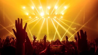 Mutlu insanlar gece kulübü DJ parti konserinde dans eder ve sahnede DJ 'den elektronik dans müziği dinlerler. Siluet dolu neşeli kalabalık 2020 yılbaşı partisini kutluyor. İnsanların yaşam tarzı DJ gece hayatı.