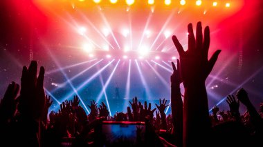 Mutlu insanlar gece kulübü DJ parti konserinde dans eder ve sahnede DJ 'den elektronik dans müziği dinlerler. Siluet dolu neşeli kalabalık 2020 yılbaşı partisini kutluyor. İnsanların yaşam tarzı DJ gece hayatı.