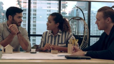 Yaratıcı iş adamları modern işyerindeki ofis masasında sohbet ediyorlar. Şirket uluslararası iş kavramı.