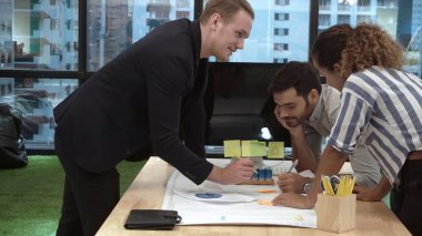 Yaratıcı iş adamları modern işyerindeki ofis masasında sohbet ediyorlar. Şirket uluslararası iş kavramı.