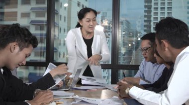 Asyalı iş adamları modern ofiste grup toplantısında pazarlama stratejisini tartıştılar. İş finans ve takım çalışması kavramı.