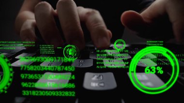 Grafik kullanıcı arayüzü GUI hologramı ile dizüstü bilgisayar klavyesinde çalışan adam büyük veri bilimi teknolojisi, dijital ağ bağlantısı ve bilgisayar programlama algoritması kavramlarını gösteriyor.