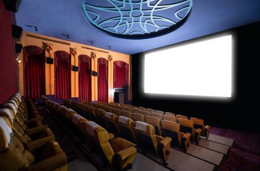 Sinematograftan yansıtılan beyaz ekranı gösteren sinema salonundaki koltukların önündeki sinema ekranı. Sinema klasik stil ile dekore edilmiştir. Lüks sinema izleme duygusu için..