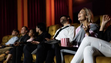 İnsanlar sinema sinemasında film izlerler. Grup eğlence etkinliği ve eğlence konsepti.