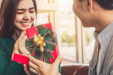 Mutlu çift yıldönümünü kutlamak için hediye veriyor. Evlilik yaşam tarzı, aşk ve ilişki kavramı.