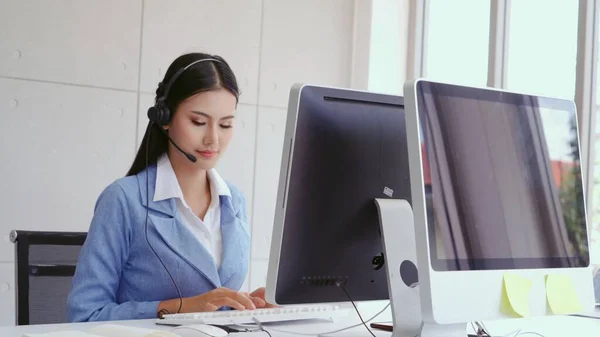 Agente Suporte Cliente Call Center Com Fone Ouvido Funciona Computador — Fotografia de Stock