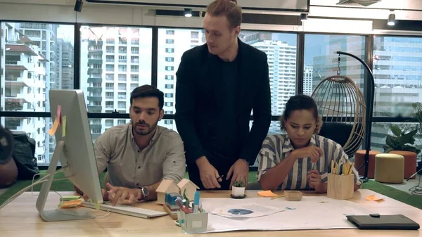 Grupo Personas Negocios Creativos Tener Conversación Escritorio Oficina Lugar Trabajo — Foto de Stock