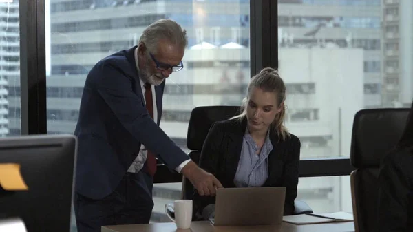 Cadre Supérieur Conseille Une Jeune Travailleuse Dans Bureau Moderne Concept — Photo