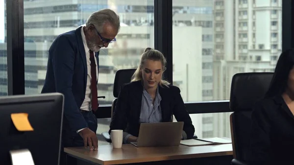 Cadre Supérieur Conseille Une Jeune Travailleuse Dans Bureau Moderne Concept — Photo