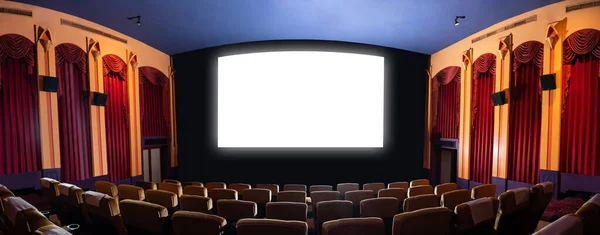 电影院前排座位上的电影院银幕显示了从电影摄影机投射出来的白色银幕 电影院以古典风格装饰 以满足观看电影的奢华感 — 图库照片