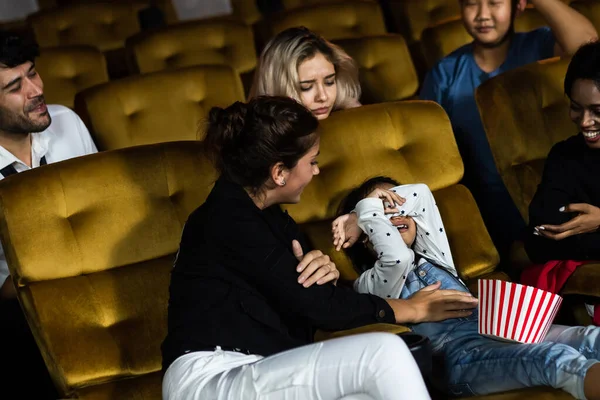 Kızlar Sinemada Yüksek Sesle Ağladı Yanlarında Arkalarında Oturan Insanları Rahatsız — Stok fotoğraf