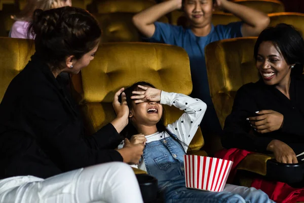 女孩子们在电影院里大喊大叫 吓到了坐在她们旁边和后面的人 — 图库照片
