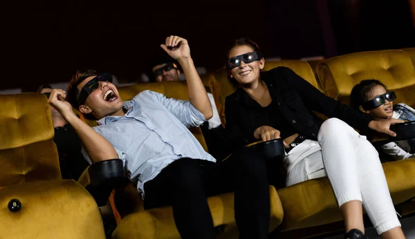 在电影院里 一群人拿着3D眼镜看电影 饶有兴致地看着屏幕 兴奋地欣赏着 — 图库照片