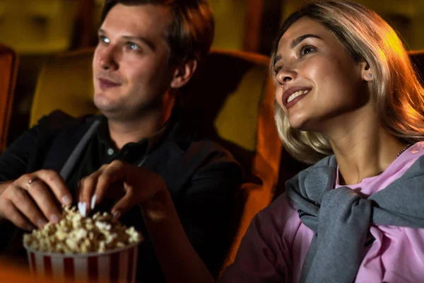 Amante Caucasiano Gostando Assistir Filme Comer Pipocas Juntos Cinema — Fotografia de Stock