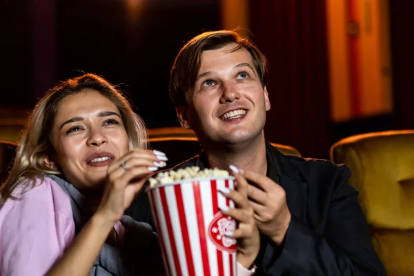 Kavkazský Milenec Těší Sledovat Film Jíst Popcorn Společně Kině — Stock fotografie