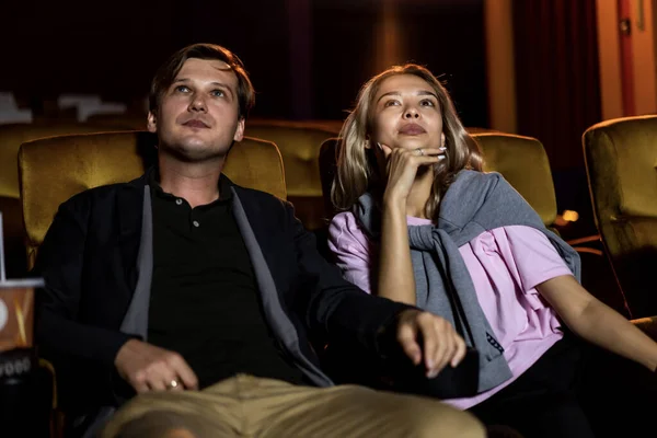 Amante Caucasiano Gostando Assistir Filme Comer Pipocas Juntos Cinema — Fotografia de Stock