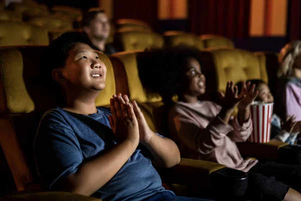 Gente Guarda Film Cinema Attività Ricreative Gruppo Concetto Intrattenimento — Foto Stock