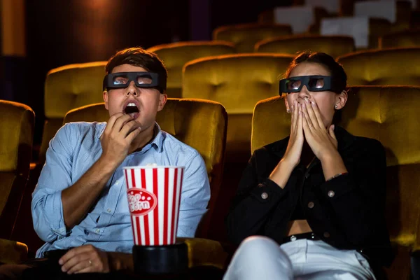 Hombre Mujer Cine Viendo Una Película Con Gafas Con Interés —  Fotos de Stock